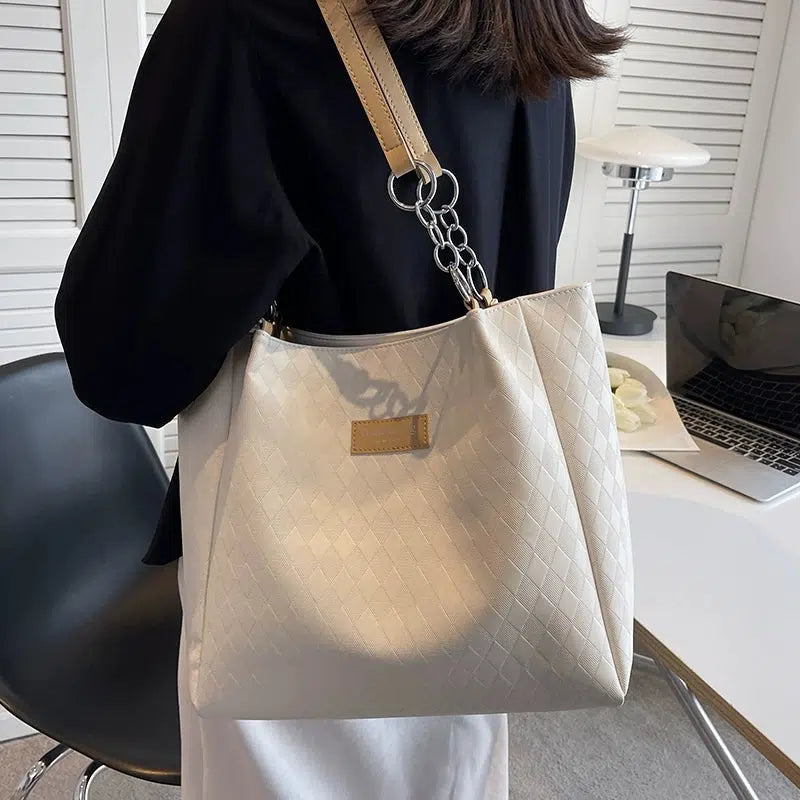 Chain Straps Diamond Pattern Tote Bag