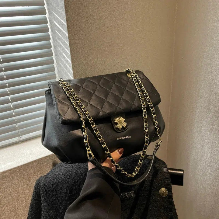 Clasp Closure Quilted Chain Shoulder Bag