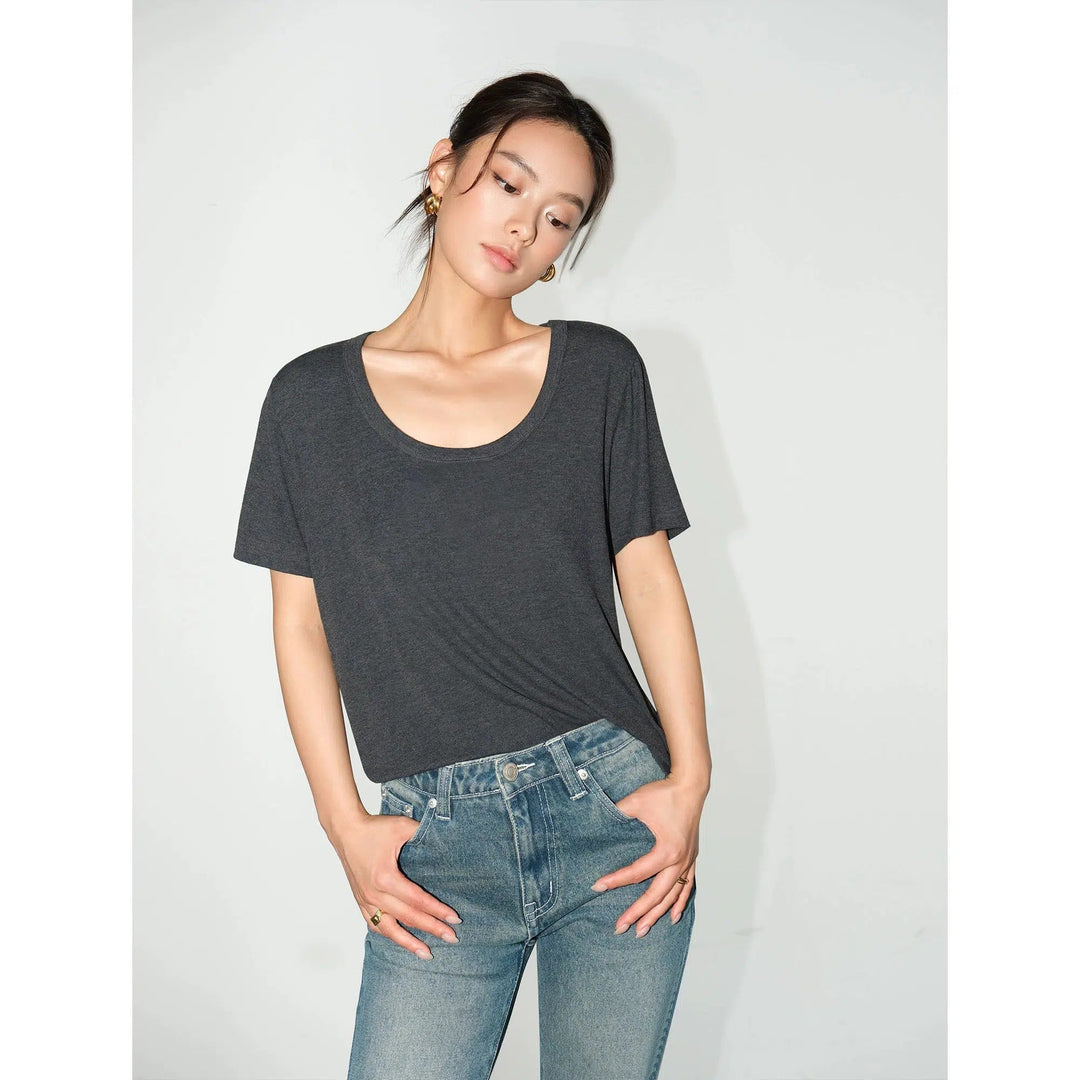 Loose U-neck T-shirt