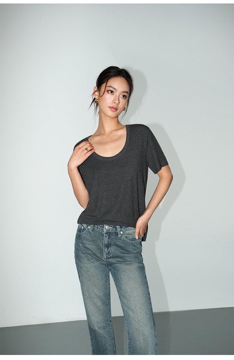 Loose U-neck T-shirt