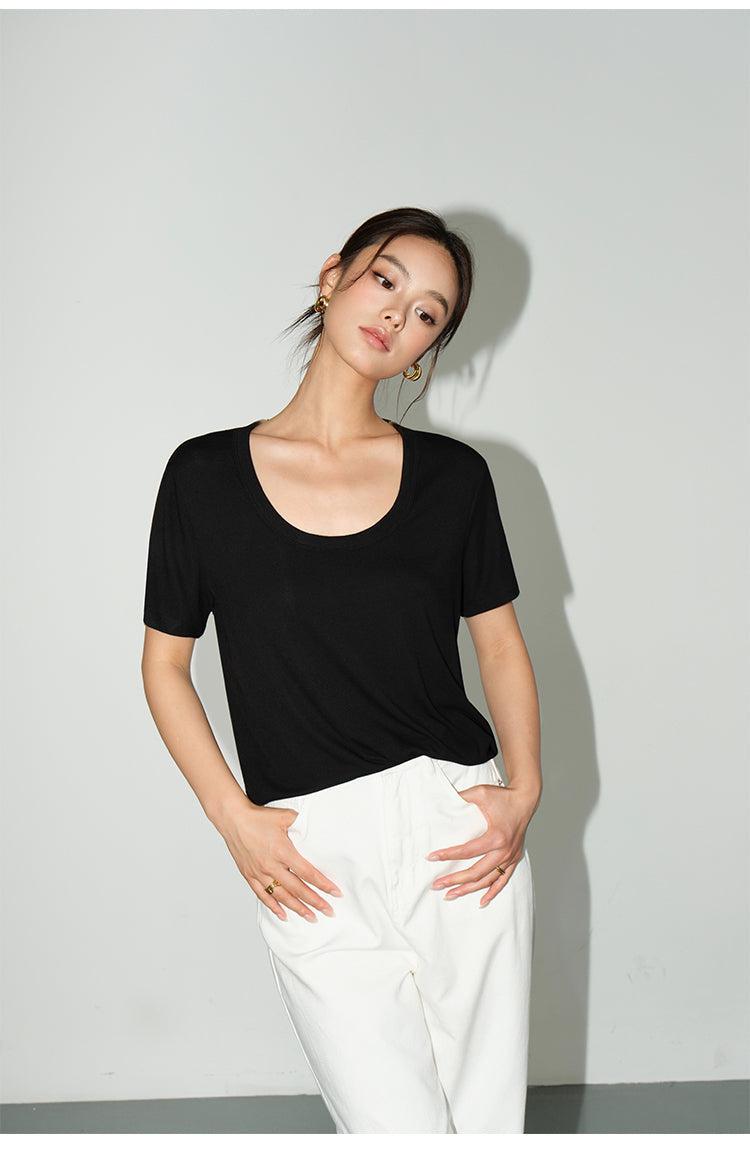 Loose U-neck T-shirt