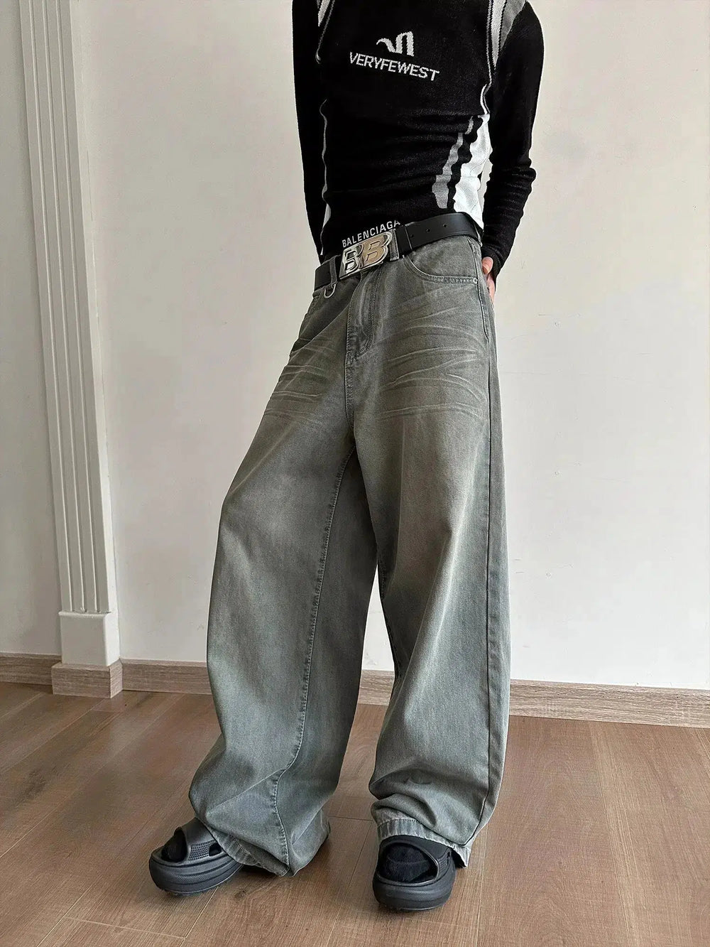 Pleated Wide-Leg Floor-Mopping Jeans