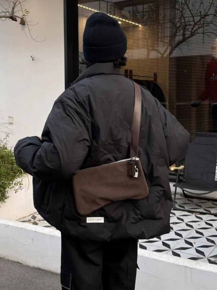 Borsa a spalla a mezzaluna in atmosfera giapponese 