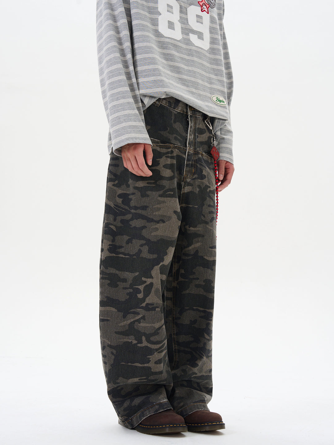 Pantalones de tirantes con diseño de camuflaje 