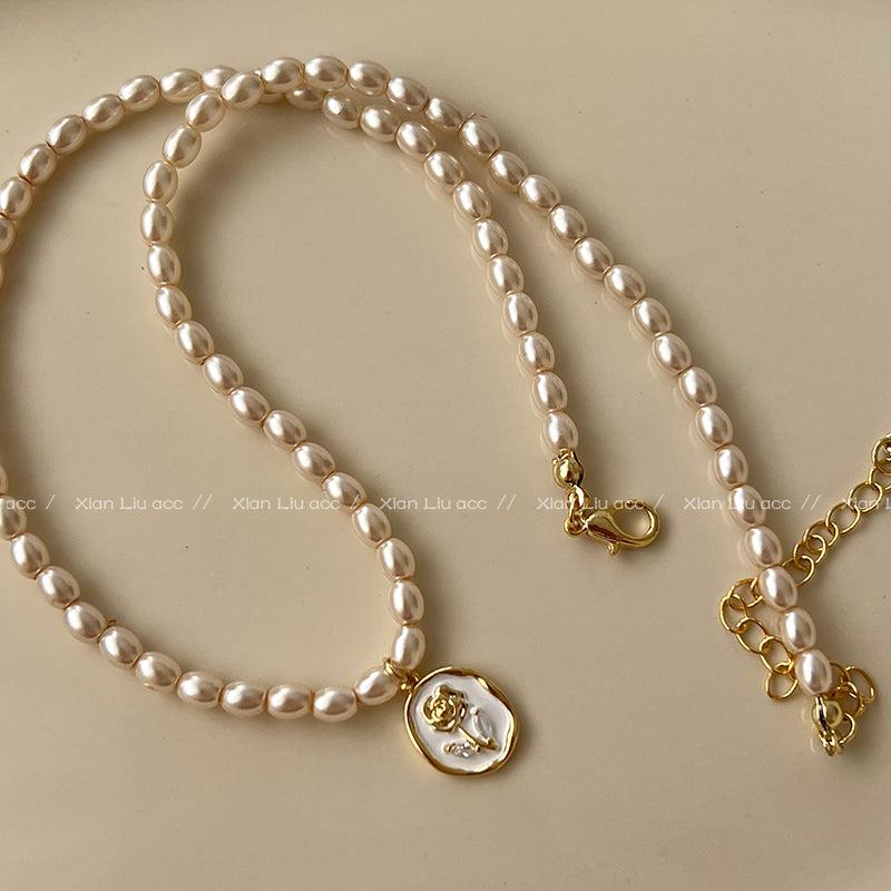 Pearl Necklace With Flowers